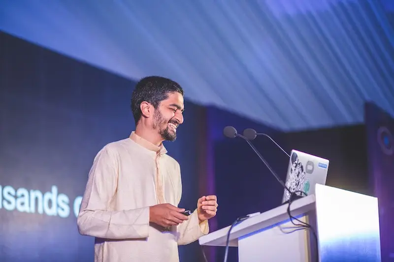 Sunil Pai falando no React Índia